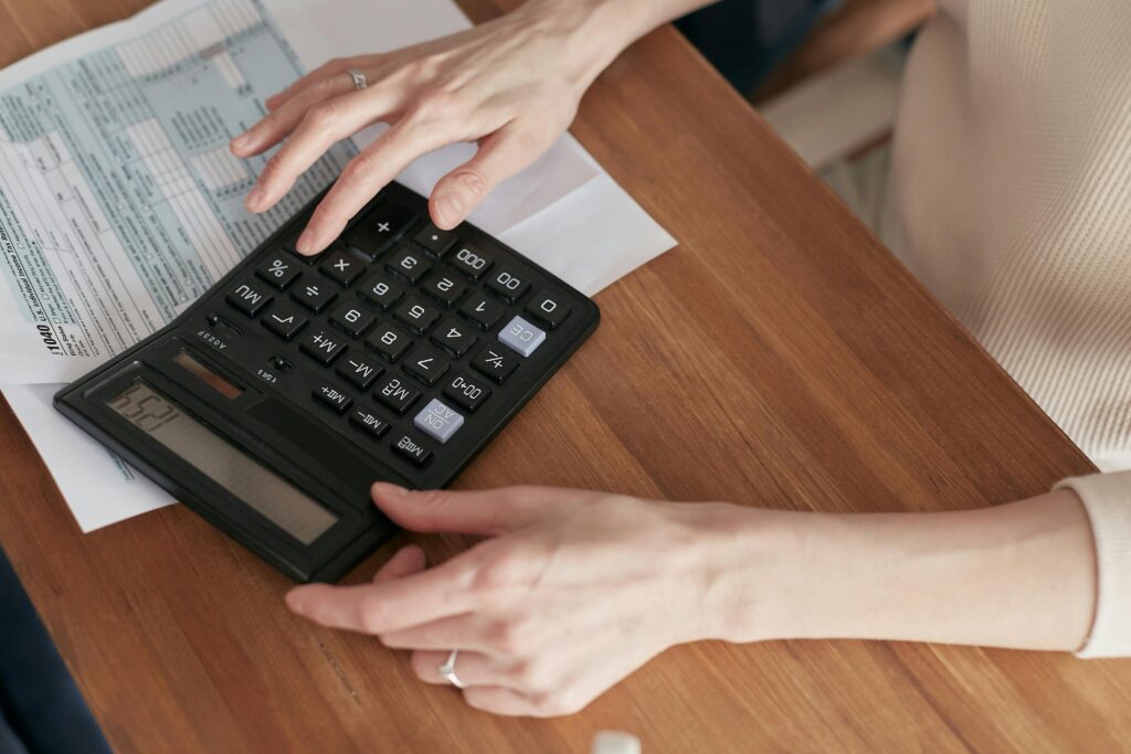 calculator, cost calculation and invoice